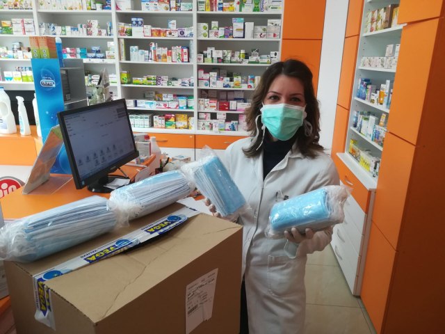 Distribucija zaštitnih maski nastavila se danas po apotekama širom Srbije